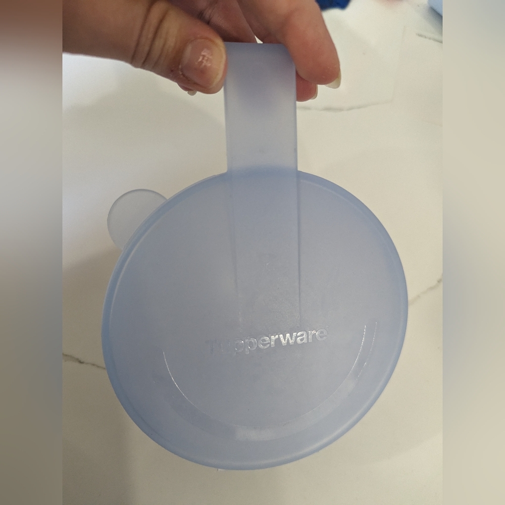 Tupperware onion keeper. EUC - Picture 4 of 4